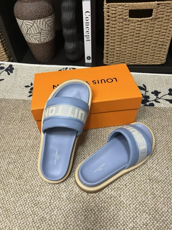 P320💰[New model] Long-term availability, 2025 new model, couple model [LOUlS VUlTTON] comes with drawer box, bag, card, invoice "Louis Vuitton ~ unique modern sandals. 》LV counter purchasing 🏃Men's and women's casual slippers, sold at the same time at the counter, the original old flower material upper is soft and comfortable, (refuses to discolor and rub the feet) sole: original factory special combination original sole, code number: 35--46 4 multiple colors 🉑️ to choose from